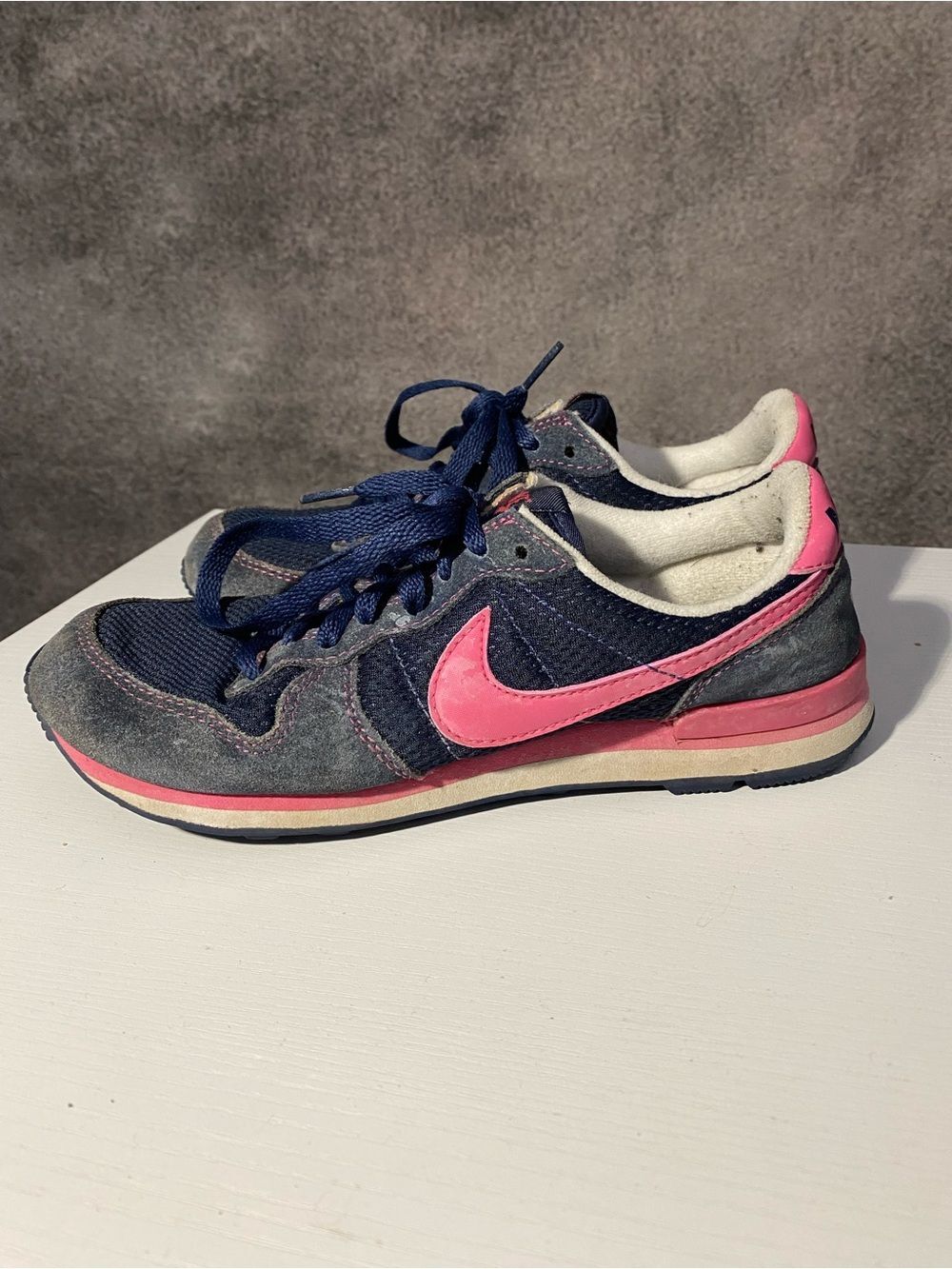 Nike Women's Navy and Pink Retro Trainer Sneakers Sz 6